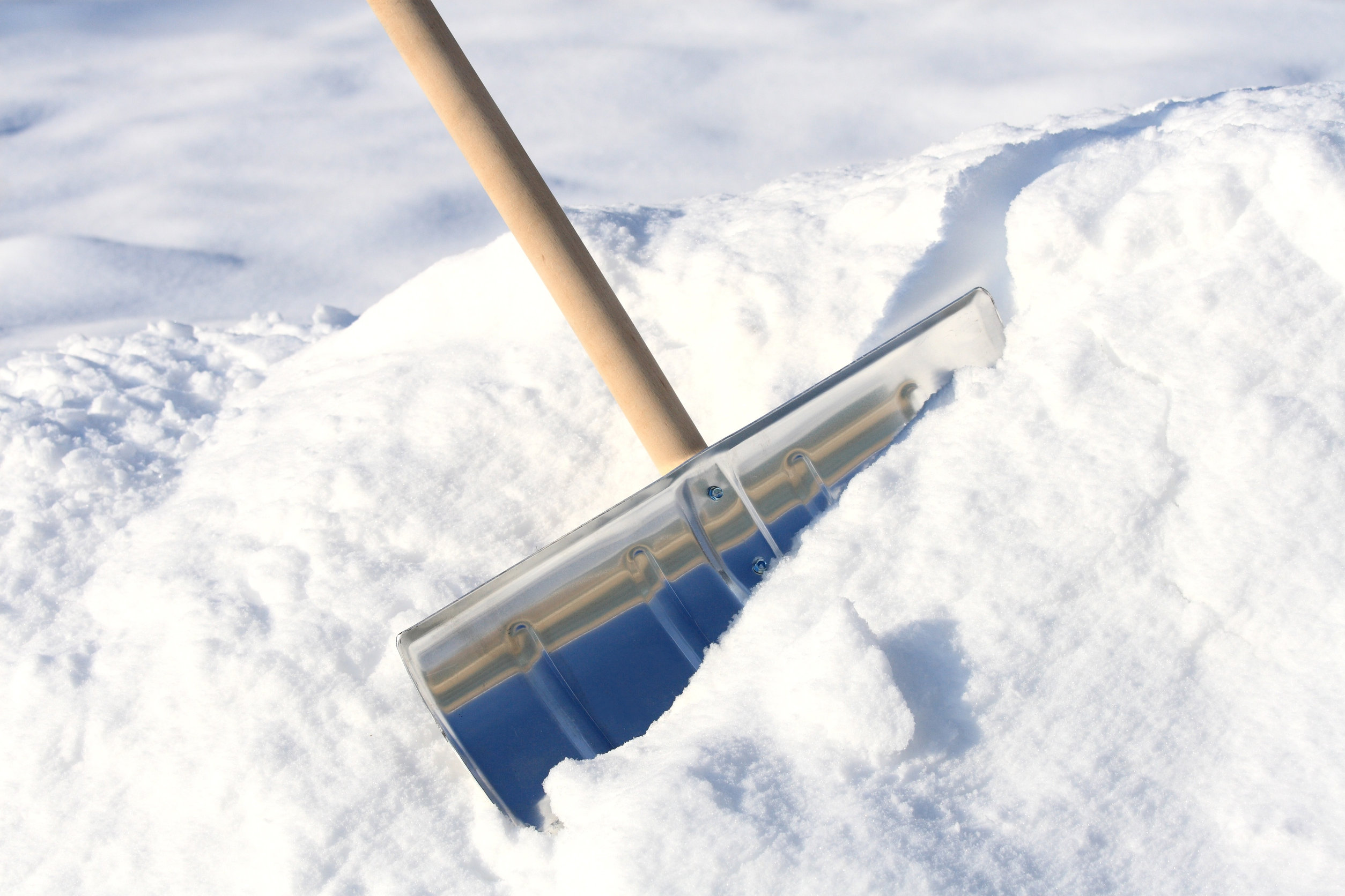 Przygotowani na zimę – o narzędziach, którą ułatwią usuwanie śniegu